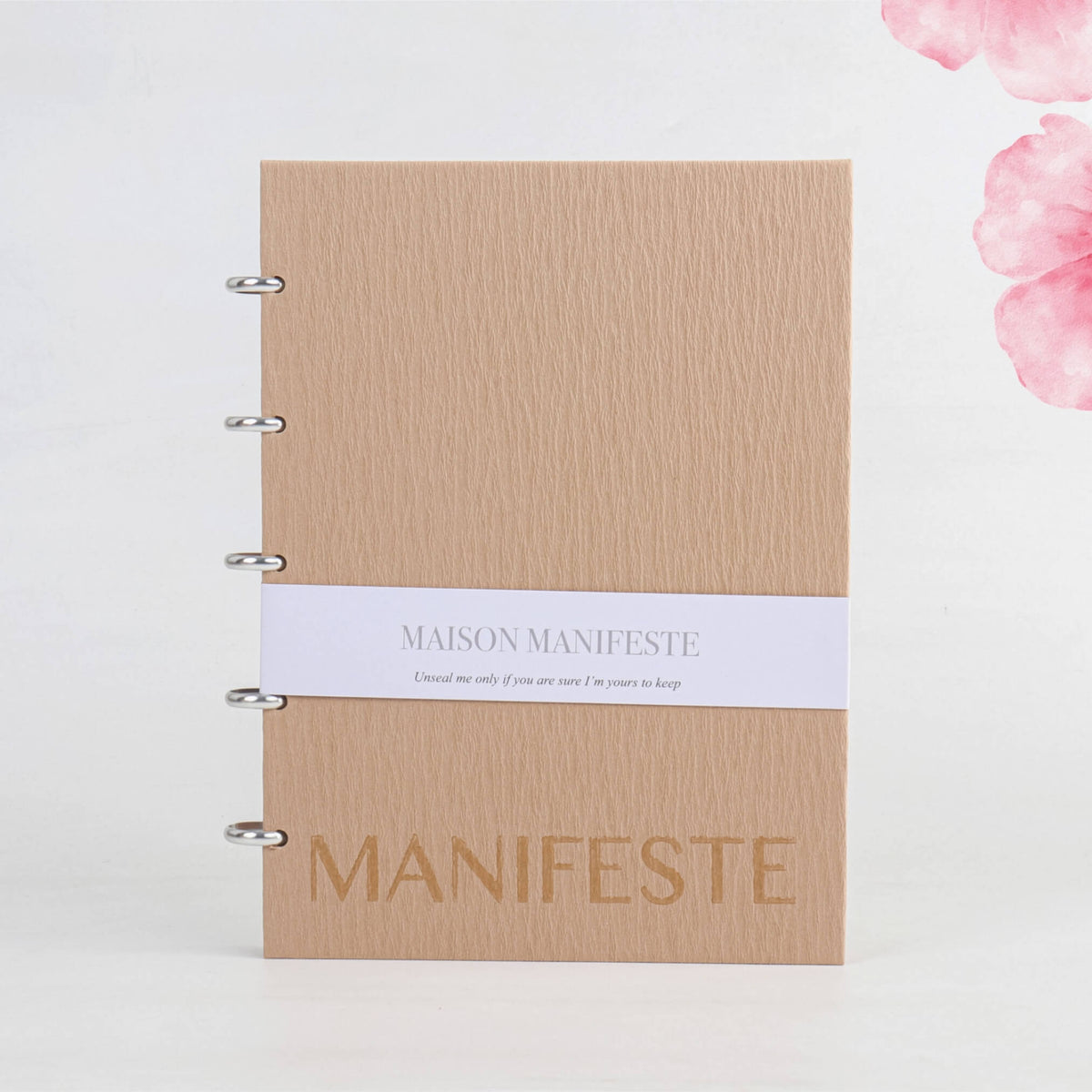 Front cover of the Chai A4 (8.27 x 11.69 in) discbound notebook: belly band, embossed MANIFESTE wordmark, camel tan